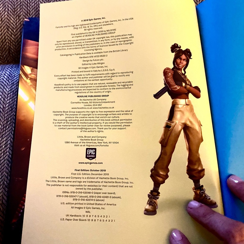 Book: Official FORTNITE Supply Drop Collectors’ Edition, Hardcover Playbook - Picture 4 of 9